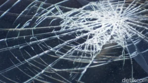 Chaos in Cengkareng: Honda Odyssey Driver Faces Mob Justice After Multi-Vehicle Hit-and-Run Spree