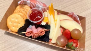 The Rise of Supermarket Charcuterie: How Affordable Cheese Platters Became a Viral Culinary Phenomenon in Jakarta