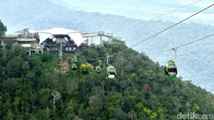 Touching the Sky: A Journey Above the Ancient Wonders of Langkawi’s SkyCab
