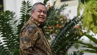A New Era Dawns for Bank Indonesia: Perry Warjiyo Passes Baton to Destry Damayanti Amidst Global Volatility