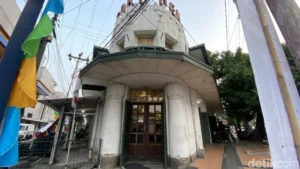Culinary Time Capsules: 7 Legendary Semarang Eateries That Predate Indonesian Independence