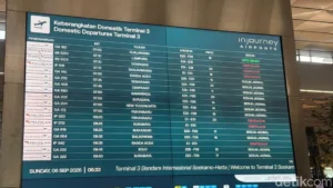 Major Aviation Disruption in Indonesia: Three Strategic Airports Shuttered as Mount Anak Krakatau Erupts