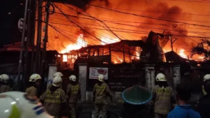 Massive Fire Engulfs Kebayoran Lama: Rapid Response Prevents Casualties in South Jakarta Incident