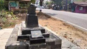 The Enigmatic ‘Ki Angkong’ Grave: A Blend of Local Folklore and Roadside Rituals in Magelang