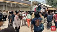 Escalation in Pamekasan: Thousands of Pesantren Alumni Demolish Indomaret in Fiery Protest Against Corporate Expansion